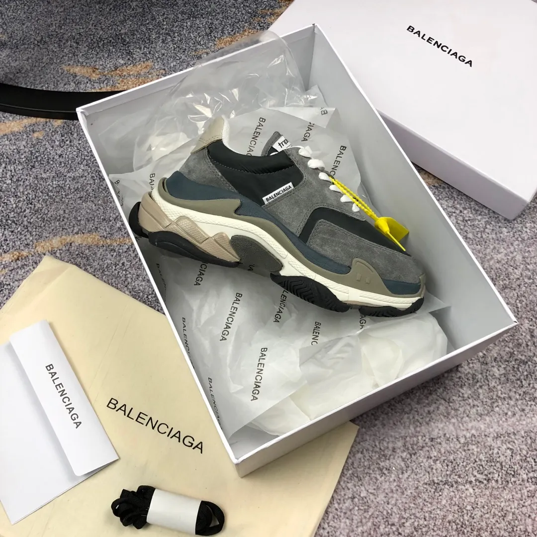 👟👟Ex-factory price 800👟👟 Balenciaga second generation 17 colors🖤 Balenciaga Triple-s Balenciaga-dad shoes. The world’s most popular retro jogging shoes 🔥. 🔺Retro distressed craftsmanship ~ original combination sole, heavy craftsmanship, not a low-end 2-layer combination sole! The upper is made of imported parachute cloth spliced ​​with nubuck matte, priced at 24 yuan per foot, which is different from the ordinary canvas on the market! The back is covered with cowhide high-frequency embossing! ⚠️When purchasing authentic products at the counter, I specifically asked the clerk about the materials. Size: 35-41 yards, men’s size 39-45, matching cloth bag, shoelaces, complete certificate of certification/men’s model will be notified later.